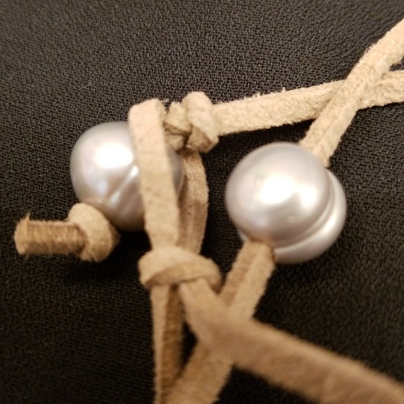 Necklace silver gray barrel pearls on taupe suede - Picture 6 of 6